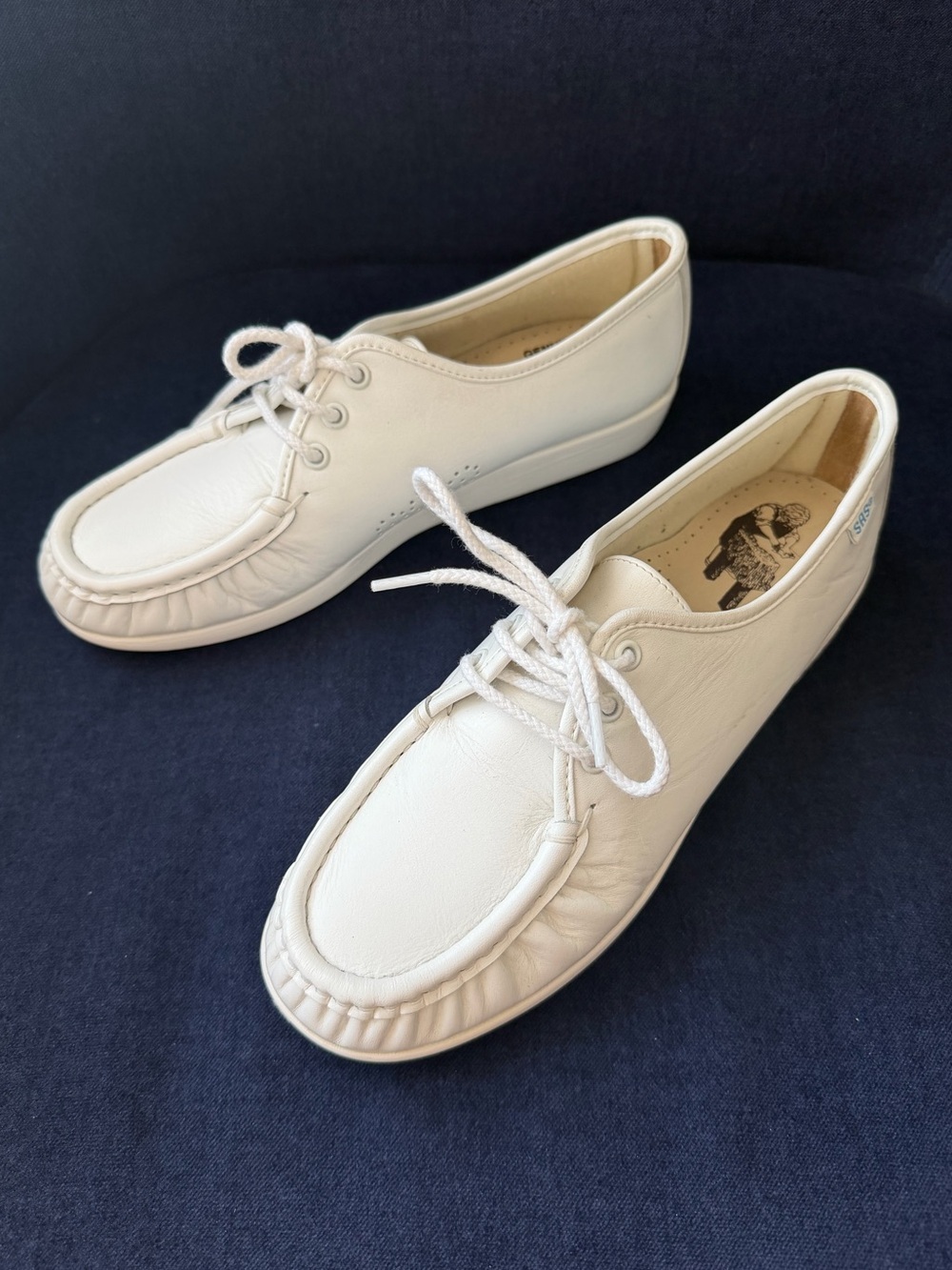 SAS Women's Siesta lace-up loafers in white leather size 9 N narrow width shoes